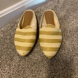 Yellow and tan slides size 7.5